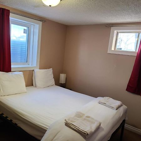 Cozy Home With Comfortable Beds And Fully Equipped Kitchen 15 Mins Drive From Airport, Downtown, Sait And U Of C And 80 Min Drive To Banff YYC 외부 사진
