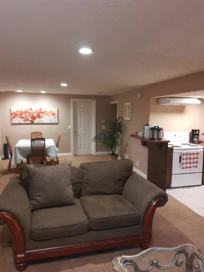 Cozy Home With Comfortable Beds And Fully Equipped Kitchen 15 Mins Drive From Airport, Downtown, Sait And U Of C And 80 Min Drive To Banff YYC 외부 사진