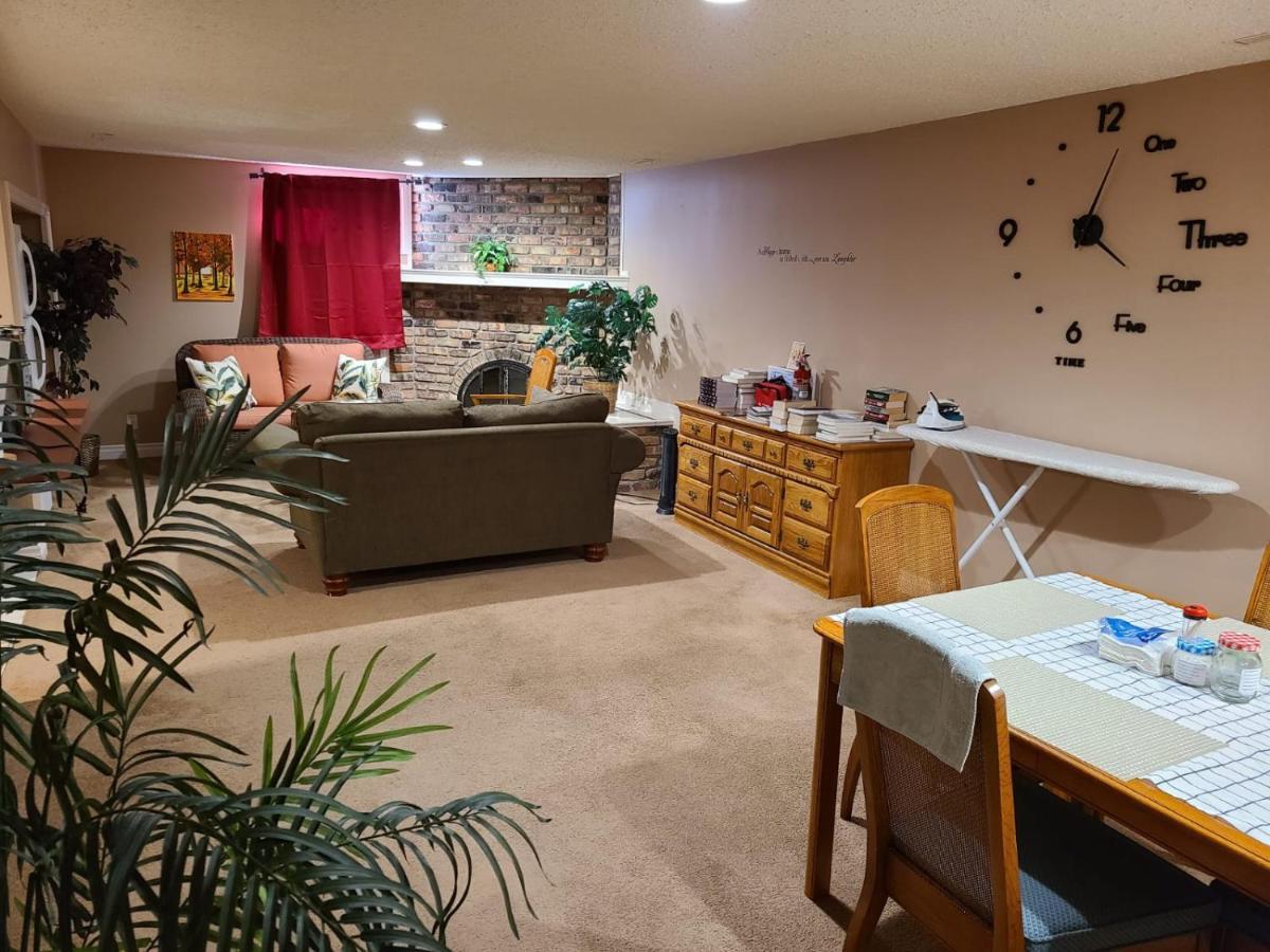 Cozy Home With Comfortable Beds And Fully Equipped Kitchen 15 Mins Drive From Airport, Downtown, Sait And U Of C And 80 Min Drive To Banff YYC 외부 사진