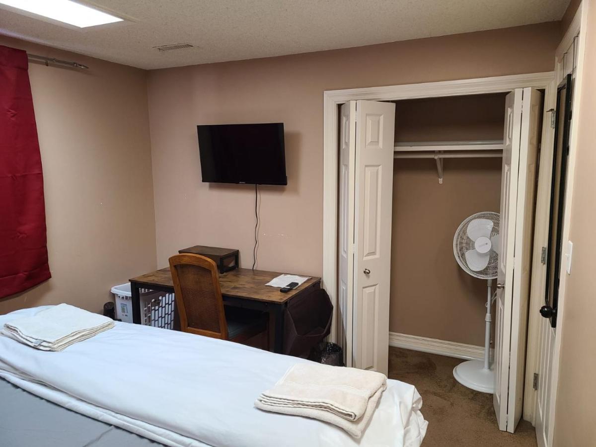 Cozy Home With Comfortable Beds And Fully Equipped Kitchen 15 Mins Drive From Airport, Downtown, Sait And U Of C And 80 Min Drive To Banff YYC 외부 사진
