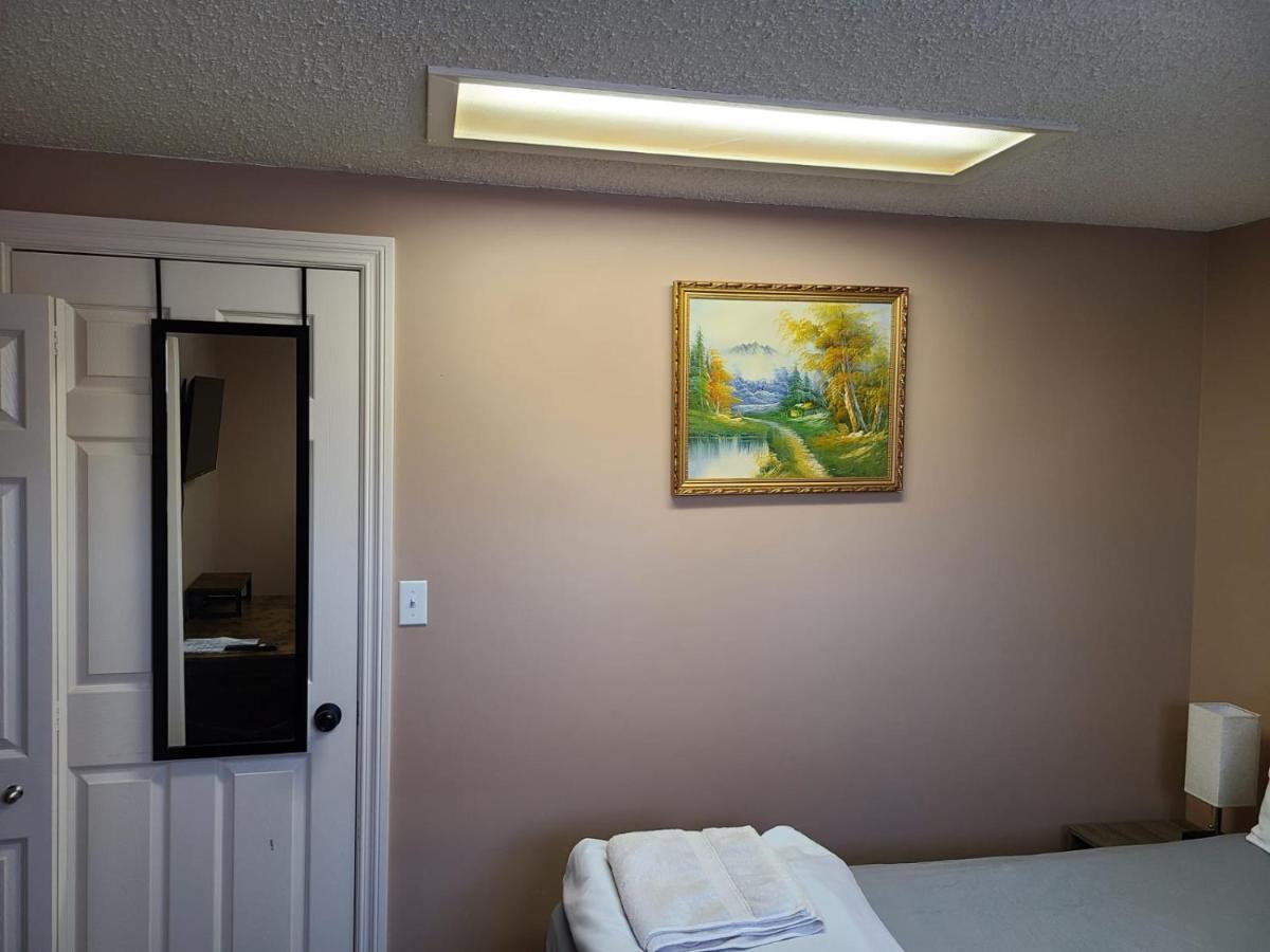 Cozy Home With Comfortable Beds And Fully Equipped Kitchen 15 Mins Drive From Airport, Downtown, Sait And U Of C And 80 Min Drive To Banff YYC 외부 사진