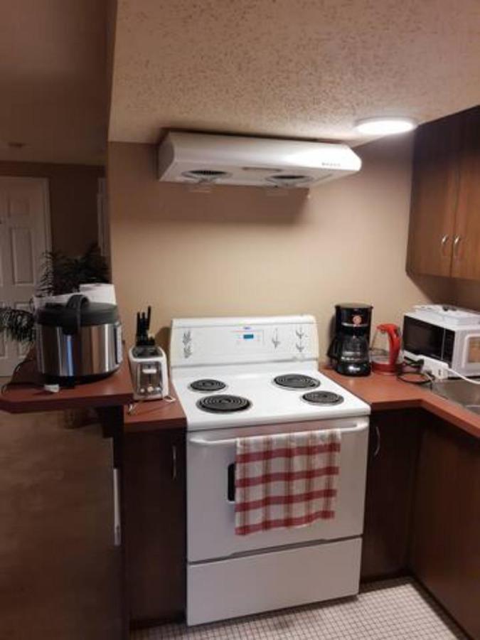 Cozy Home With Comfortable Beds And Fully Equipped Kitchen 15 Mins Drive From Airport, Downtown, Sait And U Of C And 80 Min Drive To Banff YYC 외부 사진