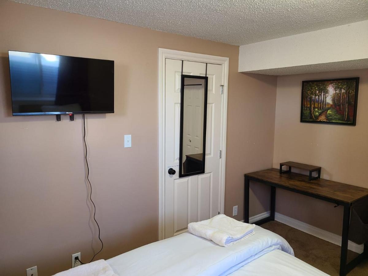 Cozy Home With Comfortable Beds And Fully Equipped Kitchen 15 Mins Drive From Airport, Downtown, Sait And U Of C And 80 Min Drive To Banff YYC 외부 사진