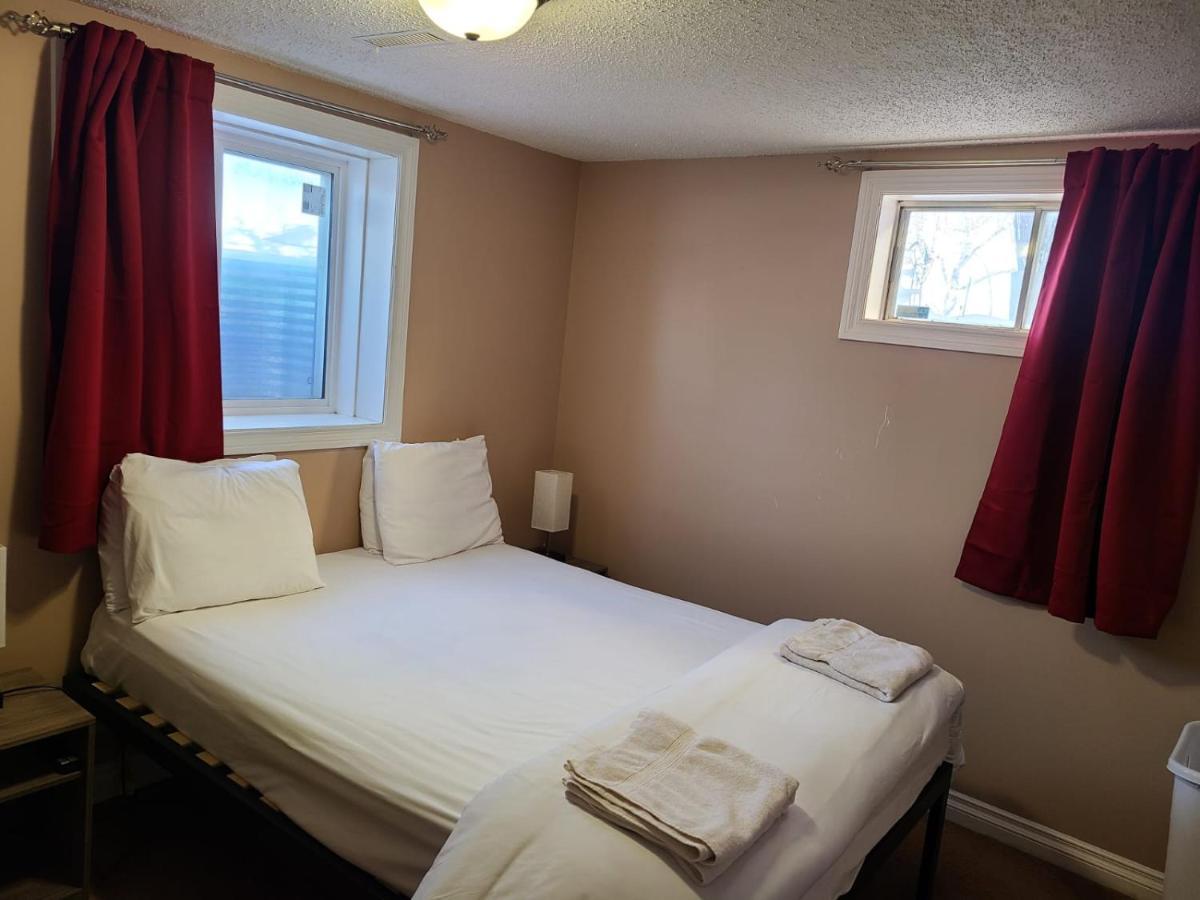 Cozy Home With Comfortable Beds And Fully Equipped Kitchen 15 Mins Drive From Airport, Downtown, Sait And U Of C And 80 Min Drive To Banff YYC 외부 사진