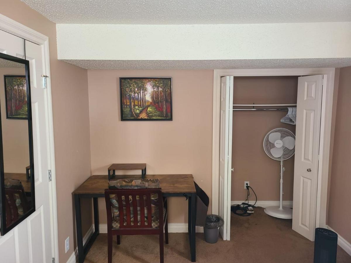 Cozy Home With Comfortable Beds And Fully Equipped Kitchen 15 Mins Drive From Airport, Downtown, Sait And U Of C And 80 Min Drive To Banff YYC 외부 사진