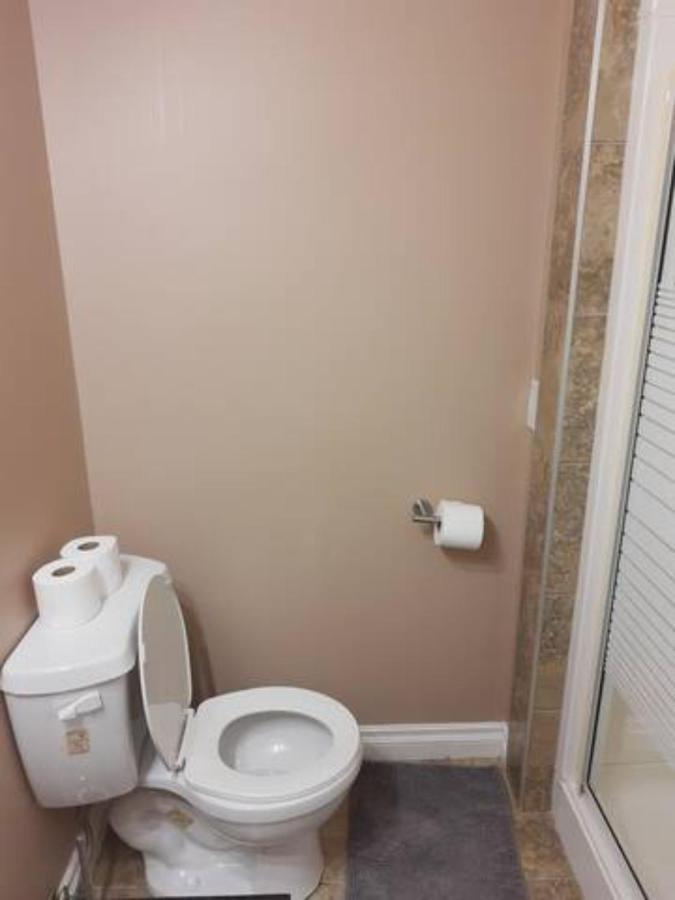 Cozy Home With Comfortable Beds And Fully Equipped Kitchen 15 Mins Drive From Airport, Downtown, Sait And U Of C And 80 Min Drive To Banff YYC 외부 사진