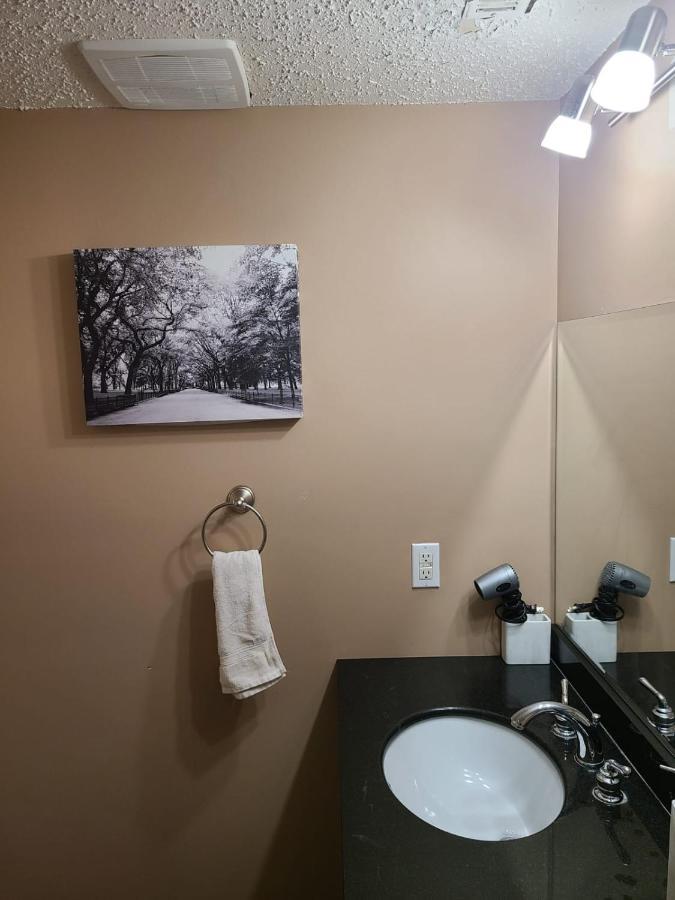 Cozy Home With Comfortable Beds And Fully Equipped Kitchen 15 Mins Drive From Airport, Downtown, Sait And U Of C And 80 Min Drive To Banff YYC 외부 사진