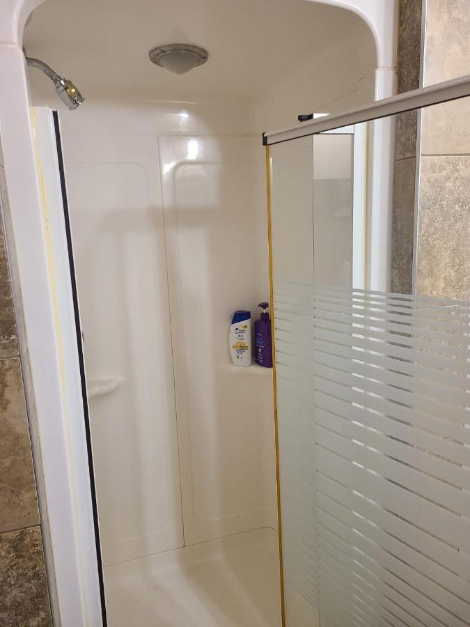 Cozy Home With Comfortable Beds And Fully Equipped Kitchen 15 Mins Drive From Airport, Downtown, Sait And U Of C And 80 Min Drive To Banff YYC 외부 사진