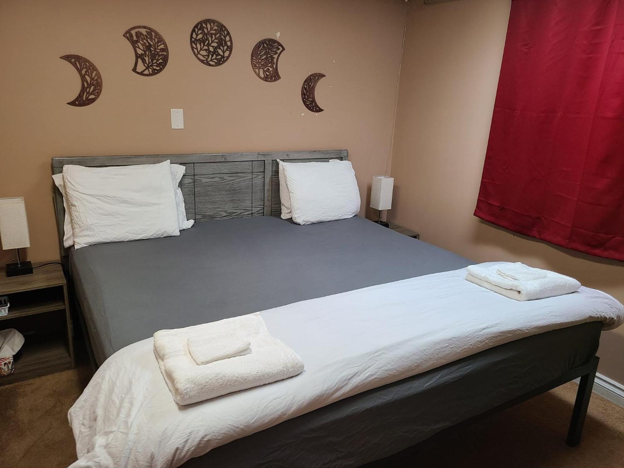 Cozy Home With Comfortable Beds And Fully Equipped Kitchen 15 Mins Drive From Airport, Downtown, Sait And U Of C And 80 Min Drive To Banff YYC 외부 사진